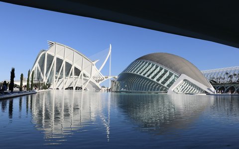 Moderne weiße Gebäude der Stadt der Künste und Wissenschaften in Valencia, gespiegelt in einem langen Wasserbecken
