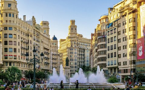 Brunnen vor prächtigen Steingebäuden auf Valencias Rathausplatz