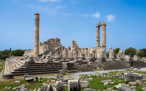 The tall columns and stepped base of the Temple of Apollo at Didyma under a clear blue sky