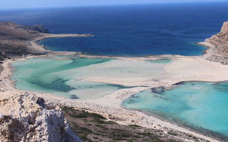 Flache türkisfarbene Lagune und weiße Sandbänke bei Balos, von den Klippen aus gesehen