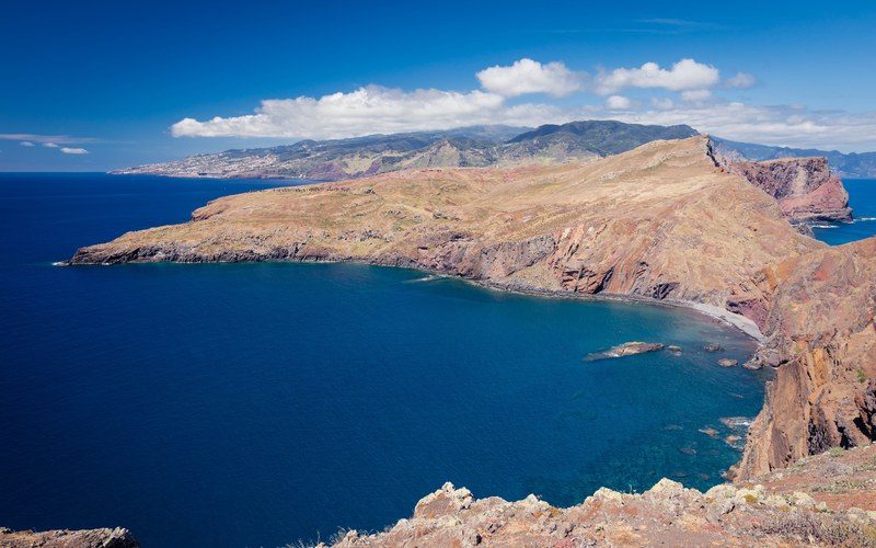 Lange felsige Halbinsel an Madeiras Ostspitze, umgeben von tiefblauem Meer
